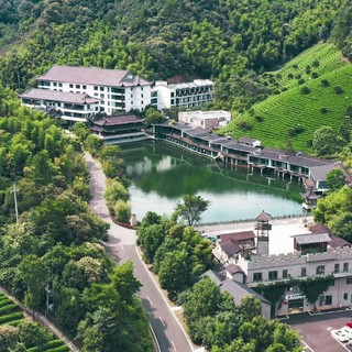 开门见茶山，推窗眺竹海！安吉涵田度假村 半山温泉大床房2晚 含早+下午茶+晚餐等