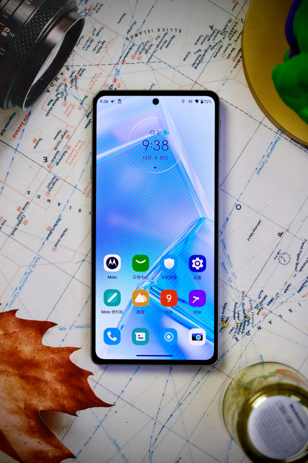 moto edge x30的正面屏幕并没有采用主流手机的120hz高刷,而是采用了