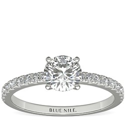 Blue Nile 0.63克拉圆形切工钻石+小巧密钉钻石订婚戒指 LD16773652