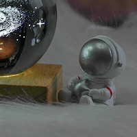 枳记家 银河系水晶球摆件 木底座 小宇航员