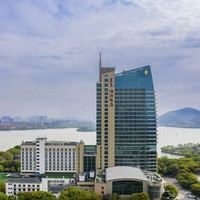 无锡君来湖滨饭店 商务房1晚 红丝绒蛋糕1份+750ML红酒1瓶1份