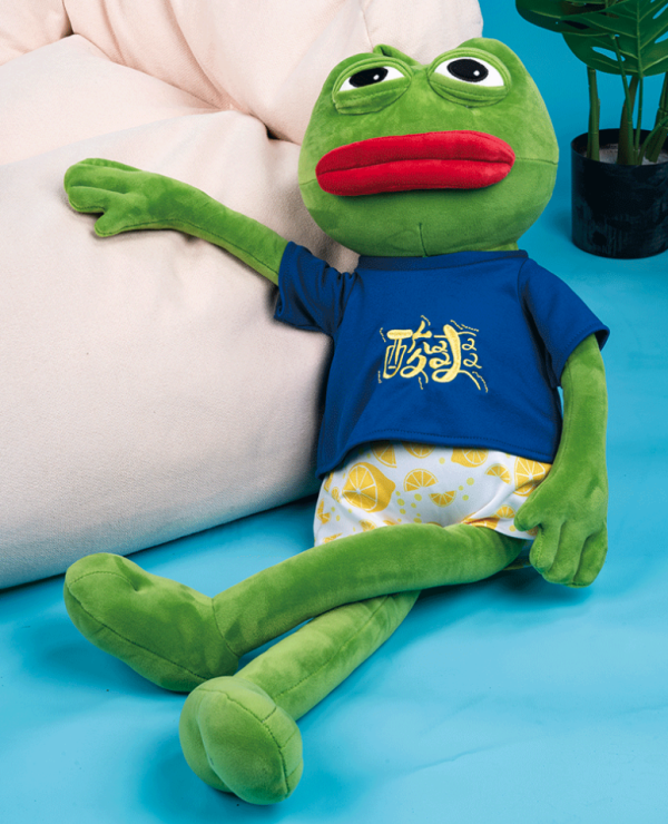 这款悲伤蛙在还原ip形象的同时,在其衣服上还绣有个性化短语,更增添了