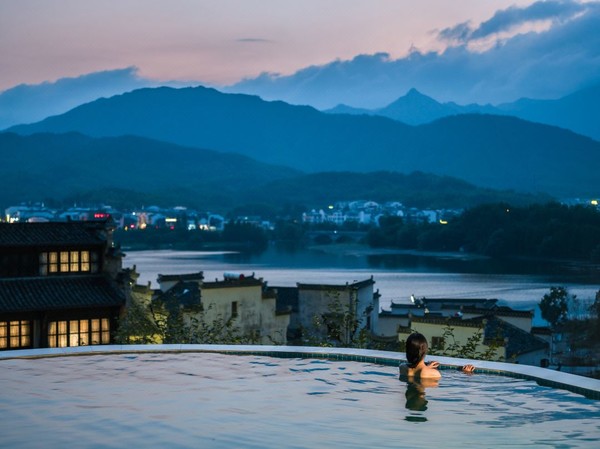 有温泉有景区门票，宏村对面的高颜值酒店！黄山宏村青梅学社·诗莉莉温泉酒店 娉婷经典庭院双床房2晚连住套餐（含双早+齐云山门票+汤泉体验等）