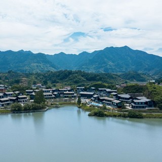 三江交汇处，山水诗画间！建德富春蝶来江月湾乡村酒店 指定房型1-2晚套餐（含早餐+儿童乐园券等）