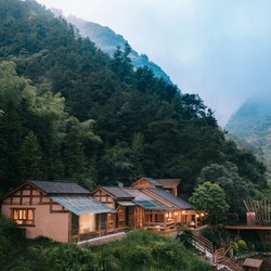 体验丰富,全方位感受土家族风情!张家界远方的家 临溪大床房1晚套餐(含双早+下午茶+晚餐+土家风情园门票等)