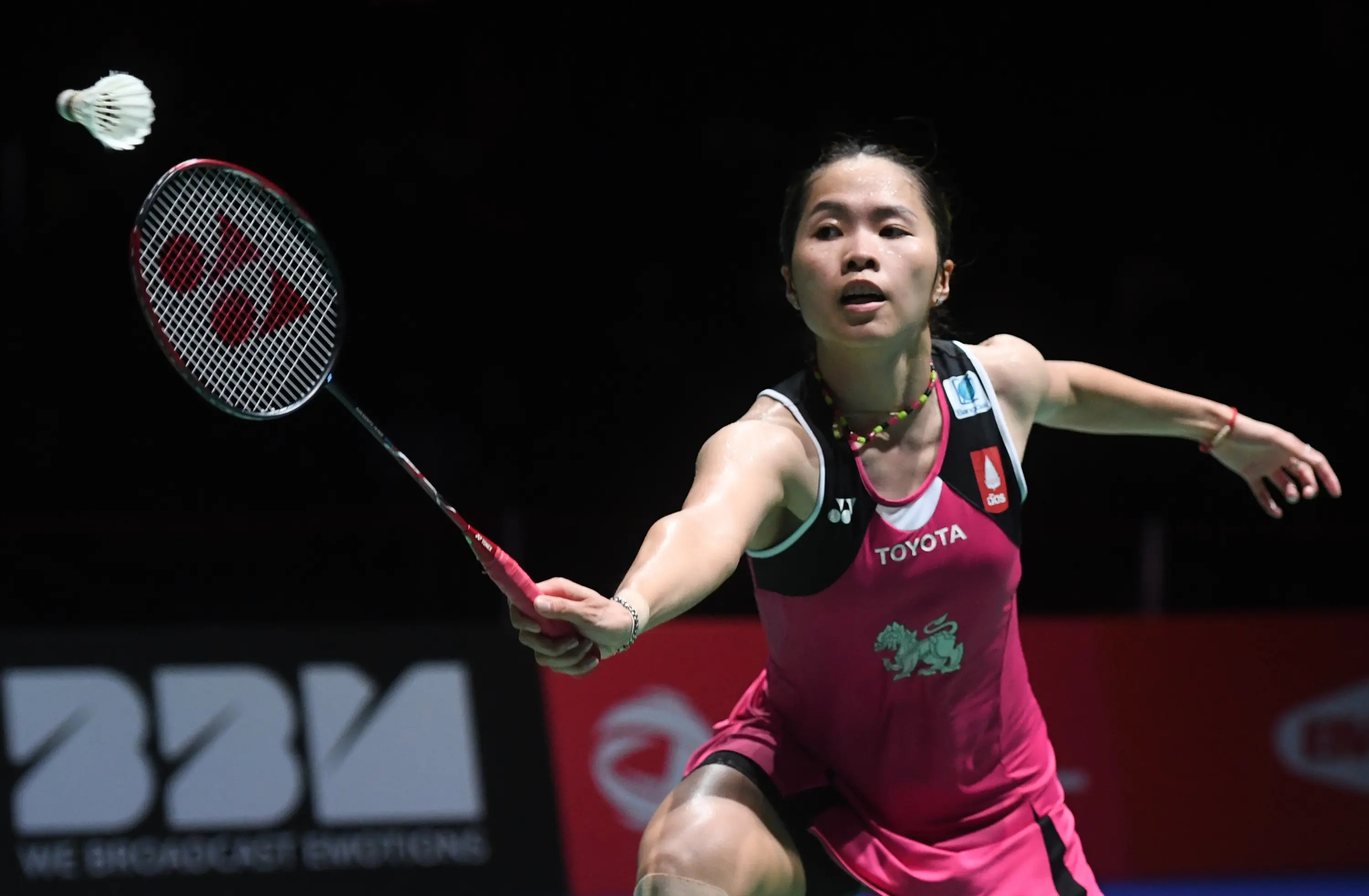 (泰国名将,"天才少女"因达农手持nf700出战)"粉面含春威不露,丹唇微启