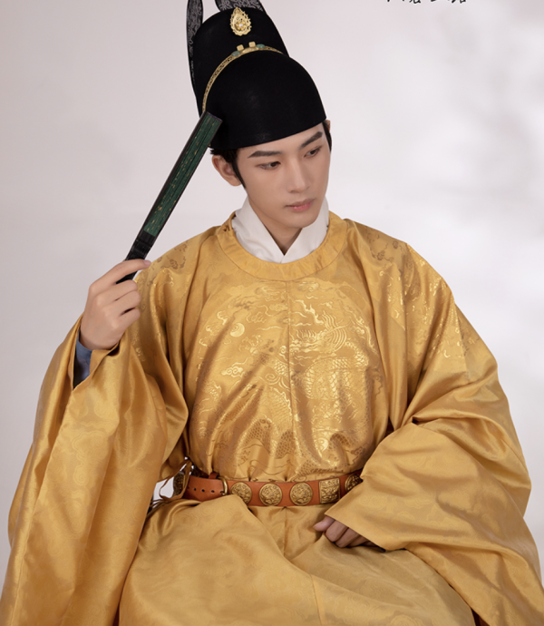 汉服_汉客丝路 明制汉服 云纹暗花 龙织金圆领袍 姜黄色多少钱-什么值