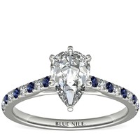 Blue Nile 1.00 克拉梨形钻石+Riviera 微密钉蓝宝石与钻石订婚戒指