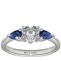 Blue Nile 0.69 克拉心形钻石+经典梨形蓝宝石订婚戒指