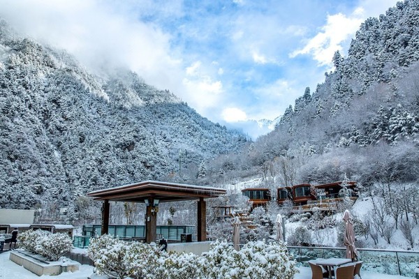 春夏也能泡的雪山温泉，还是私汤房型！四川理县古尔沟华美达温泉度假酒店 花田木屋温泉大床房1晚套餐（含双早+2大1小不限次温泉等）