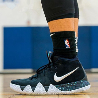 NIKE 耐克 Kyrie 4 EP 男子篮球鞋 943806-002 黑白 44