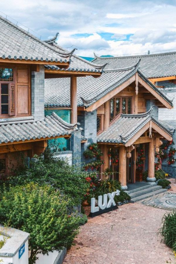 古城内位置极佳丽江丽世酒店65平米标准套房2晚含双早双人纳西铜火锅