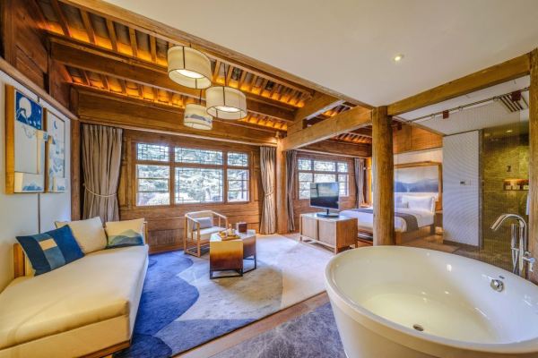 古城内位置极佳丽江丽世酒店65平米标准套房2晚含双早双人纳西铜火锅