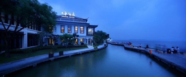 西湖边的百年酒店杭州大华饭店标准大床房2晚含双早进房小食