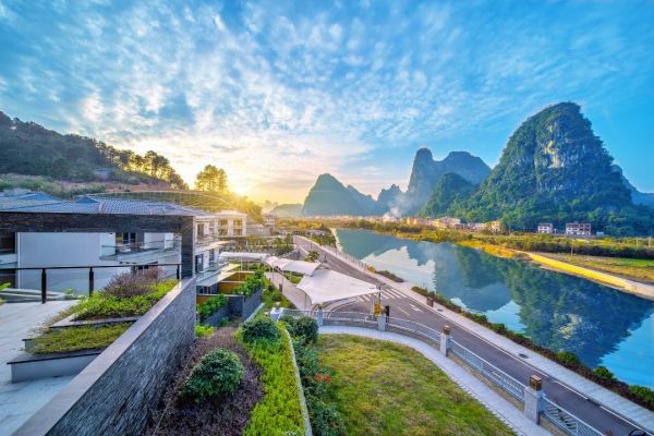 十里画廊景区内270度的山水全景视野阳朔发呆悬空温泉轻奢极景酒店网