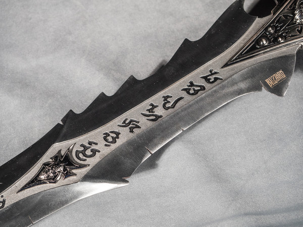 无几了,磨砂部分延伸至至约四分之一处,在剑刃上留下了许多战损的崩口