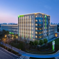 近海昌公园!上海滴水湖假日酒店 标准房1晚+2大1小自助早餐+晚餐