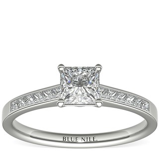 0.70 克拉公主方形钻石+槽镶公主方形钻石订婚戒指