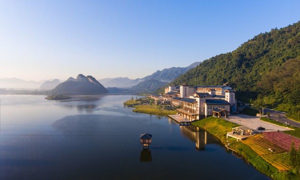 城市温泉轻度假，清远“小桂林”！广东清远英德宝晶宫天鹅湖温泉酒店 湖景大床房 1晚（含双早+温泉+烟花表演+儿童乐园）