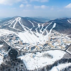 一站式畅享滑雪、温泉，雪季/非雪季可自选！长白山万达悦华酒店 高级双床房1-3晚套餐（含早+滑雪/温泉/水乐园/接送机等）