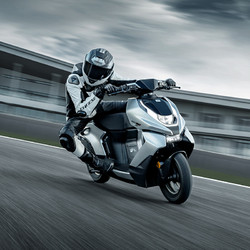 ZEEHO极核电动摩托车踏板车水冷高性能电摩托车机车电动车