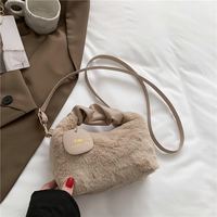 品雅一派 秋冬新款毛茸茸秋冬腋下包小众毛毛手提收纳包