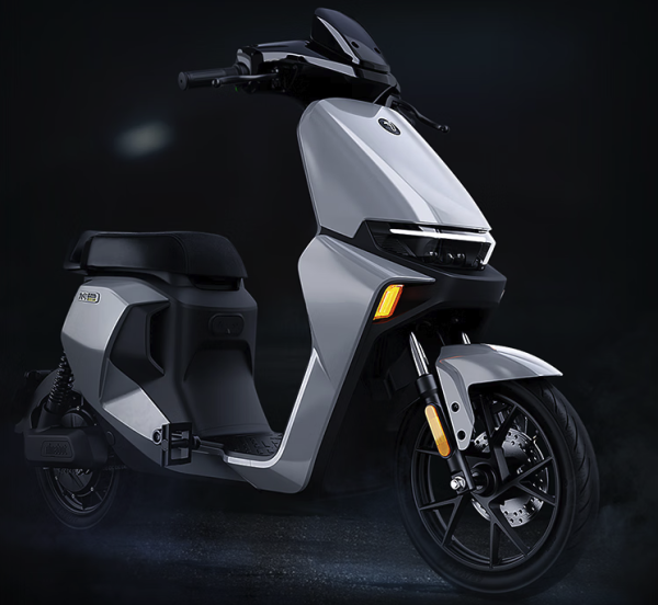 "大佬"骑车很帅,就连强哥买菜也离不开电动车!