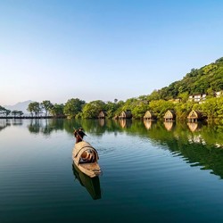 坐拥200亩天然林地，环山抱水而建！杭州富春芳草地园景双床房1晚含早及双人皮划艇等