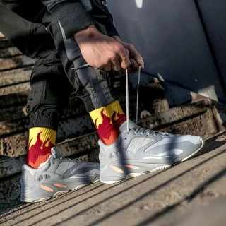 阿迪达斯 (adidas)yeezy 700 v2boost椰子700男女老爹跑步鞋 灰粉惯性