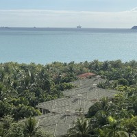 三亚湾一线海景，270度看海！周末端午不加价！三亚国光豪生度假酒店 270度海景房1晚（含2大1小早+清补凉+旅拍+儿童玩乐+CDF礼遇）