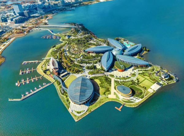 上海滴水湖洲际酒店 豪华房大床1晚套餐(含2大1小早餐 首轮minibar)