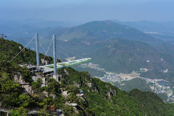 难得的周末不加价！竹海环绕，适合遛娃！安吉云上草原度假村·半山隐竹酒店 隐竹主题房1晚（含双早+熊猫乐园大门票2张+松鼠乐园畅玩等）