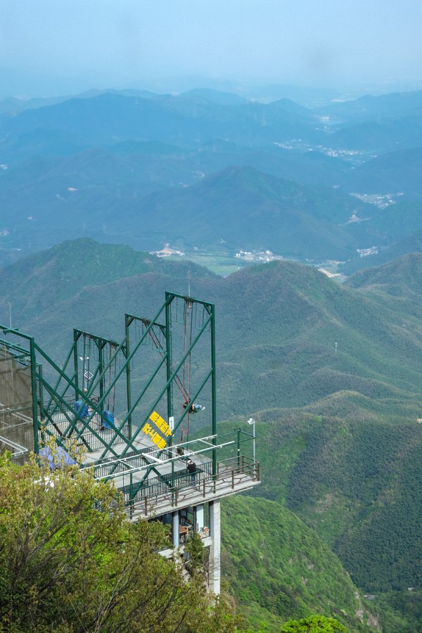 难得的周末不加价！竹海环绕，适合遛娃！安吉云上草原度假村·半山隐竹酒店 隐竹主题房1晚（含双早+熊猫乐园大门票2张+松鼠乐园畅玩等）