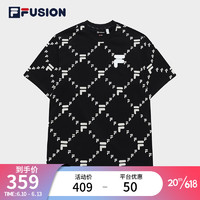 FILA 斐乐 FUSION潮牌情侣短袖T恤夏季宽松休闲老花满印花圆领男女装上衣 深黑-BK 175/96A/L