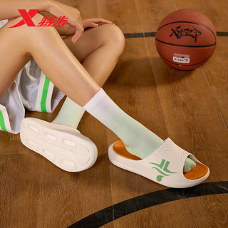 XTEP 特步 运动拖鞋男子篮球拖鞋外穿软弹877219120006 帆白/青苹果绿 42码
