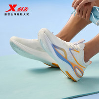 XTEP 特步 云翼男跑鞋跑步鞋运动鞋透气877219110002 帆白/兰紫色 39码