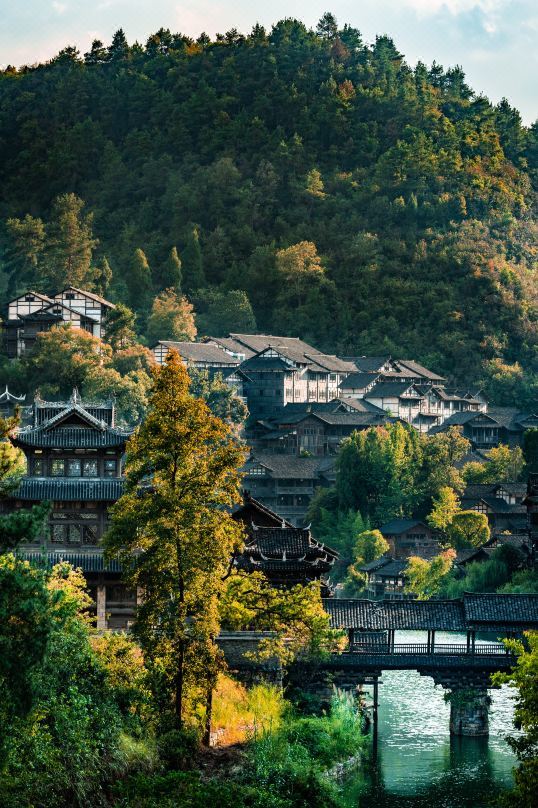 黔北深处的“小江南”，青山绿水夏天凉快！贵州遵义乌江寨暮山酒店/乌江寨廻龙湾酒店1晚通兑（含双人门票+双人摇橹船拼船体验+花灯等）