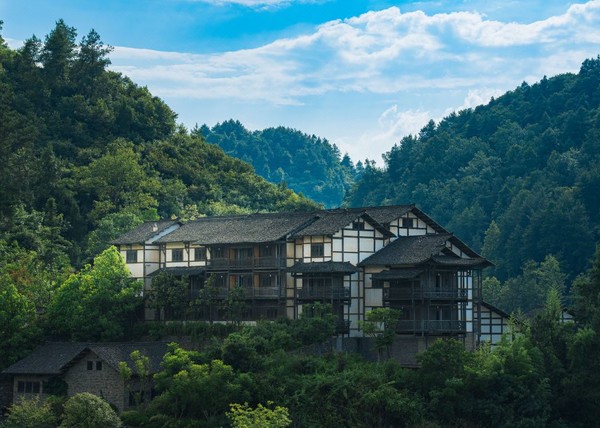 黔北深处的“小江南”，青山绿水夏天凉快！贵州遵义乌江寨暮山酒店/乌江寨廻龙湾酒店1晚通兑（含双人门票+双人摇橹船拼船体验+花灯等）