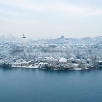 日历房4折！12月份开始周末不加价！杭州西湖柳莺里酒店 园景高级大床房1晚+双早+单人汉服体验+双人雷峰塔门票+听鹂阁晚间用茶5折+闻莺厅用餐9折+迷你吧