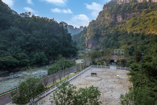 穿岩十九峰内，HBA设计，独享4.5万平峡谷风光！浙江绍兴新昌安岚酒店 临江居庭院一居别墅1晚+双早+100元餐饮代金券+旅拍+活动中心欢乐时光畅玩+登云梯206米观景福利等