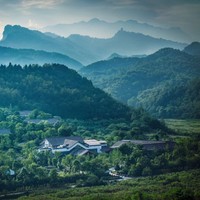 青城山脚下，含无限次汤浴！四川青城山尊酒店 山居客房1晚+双早+无限次汤浴+山地瑜伽疗愈体验等