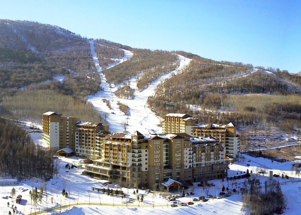 平替版滑雪娛雪來了！熱雪奇跡全國11城14家酒店1晚通兌（含早+雪票多權益）