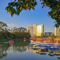 冬天来福州泡汤，懂行的人才这么玩！福州西湖大酒店 豪华城景/湖景房1-2晚套餐（含双早/肉骨茶套餐+西湖公园游船体验等）