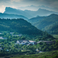 青城山脚下，近高铁站！成都青城山尊酒店 山居大床房/山悦庭院大床房 2晚可拆分套餐（含2大2小早餐+养生汤浴+汗蒸+亲子活动+疗愈体验等丰富活动）