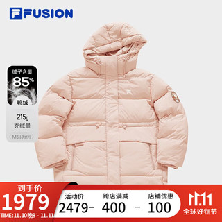 FILA FUSION斐乐潮牌中长款羽绒服女2023冬时尚宽松连帽外套 皮泥粉-PK 165/84A/M