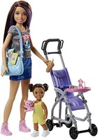 Barbie 芭比 Babysitting 玩具套装,带船长玩偶、婴儿娃娃、弹性婴儿车和主题配件,适合 3 至 7 岁儿童,FJB00