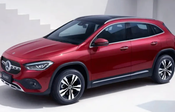 内饰采用了高质量的材料,布局井井有条,体现出了奔驰一贯的精致与豪华