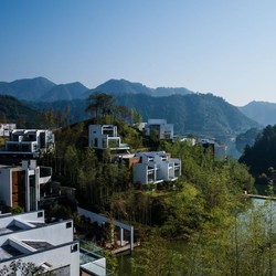 看云海泡温泉，趁着黄山门票限免速度走起！黄山德懋堂度假村 山景大/双床房1-2晚套餐（含2大1小早餐+自行车骑行体验等）