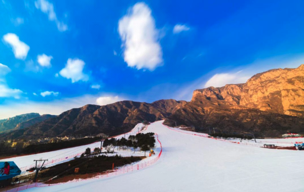 旺季滑雪不加价！北京八达岭希尔顿逸林酒店 高级大床房1晚套餐（含双早+雪票+咖啡等）