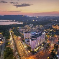 就在西湖边上！周末不加价！杭州海华大酒店(西湖湖滨店) 精选房2晚连住（含双早+十八籽手串2份）